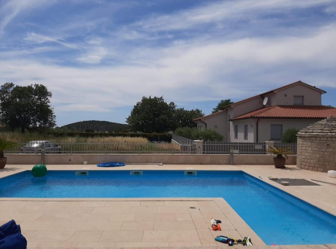 Nice, Cosy Studio Apartment With Shared Outdoor Pool Banjole Exterior photo