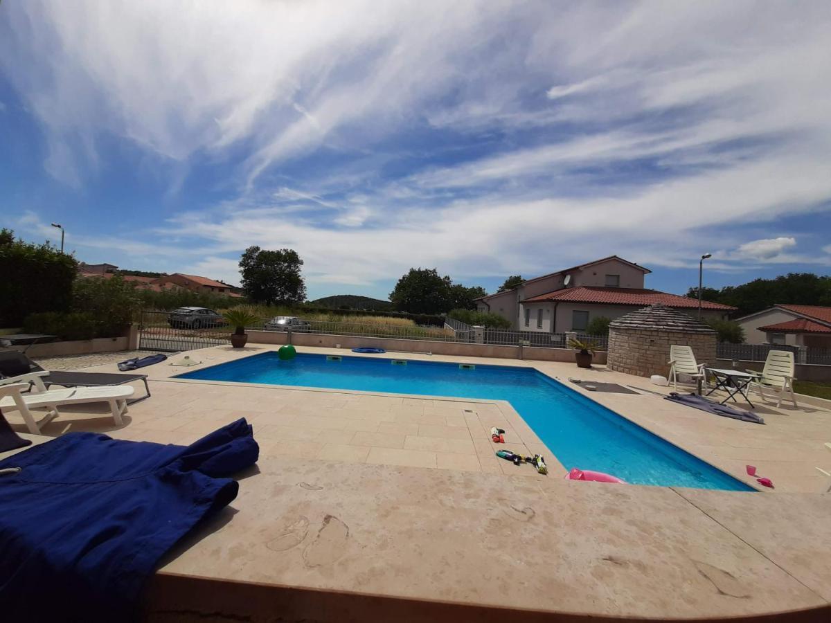 Nice, Cosy Studio Apartment With Shared Outdoor Pool Banjole Exterior photo