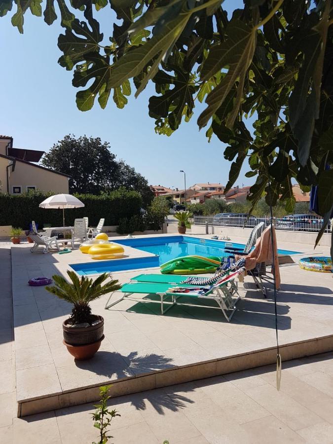 Nice, Cosy Studio Apartment With Shared Outdoor Pool Banjole Exterior photo