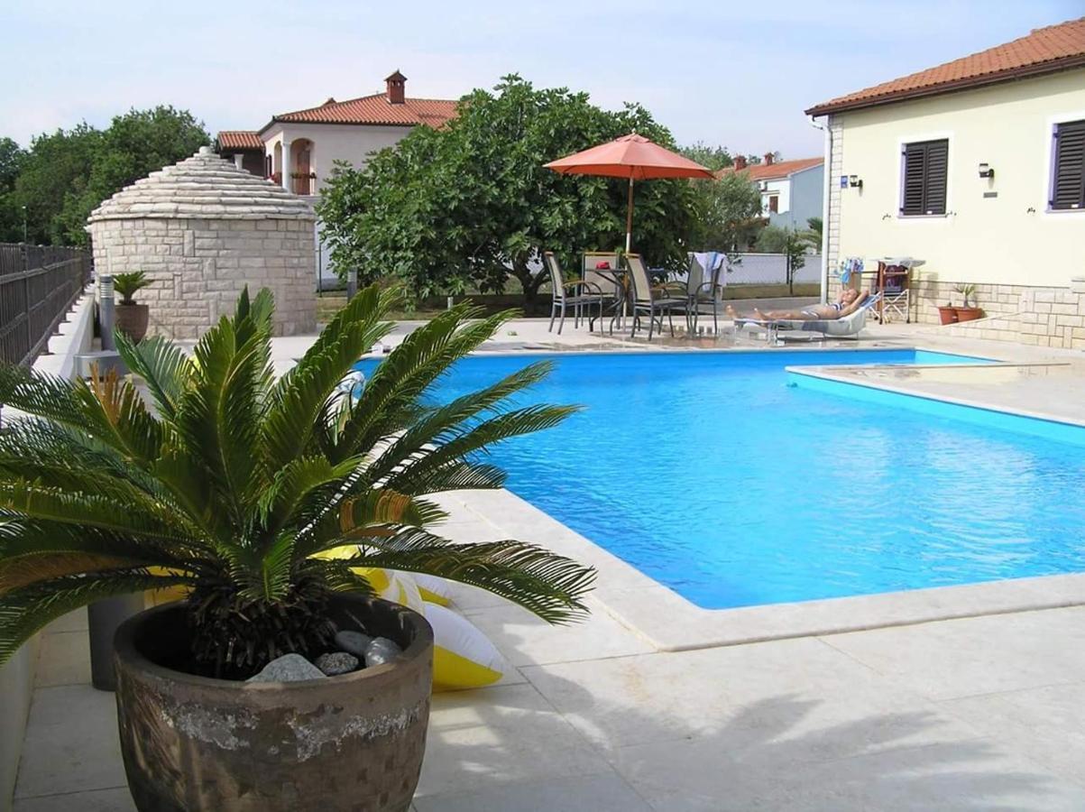 Nice, Cosy Studio Apartment With Shared Outdoor Pool Banjole Exterior photo