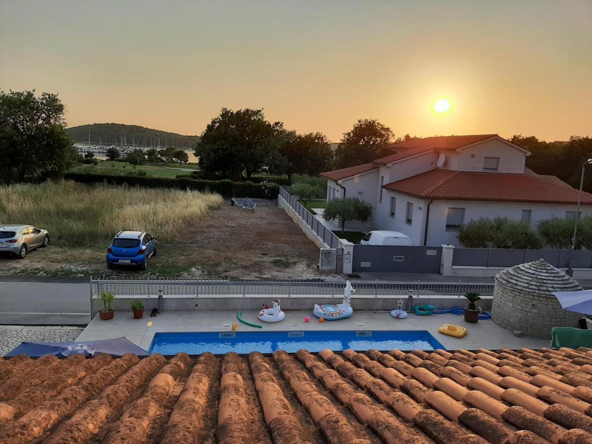 Nice, Cosy Studio Apartment With Shared Outdoor Pool Banjole Exterior photo